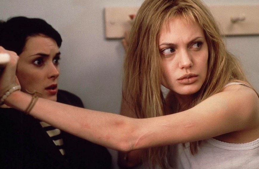 Winona Ryder e Angelina Jolie em cena de Garota, Interrompida (1999) (Foto: Reprodução)