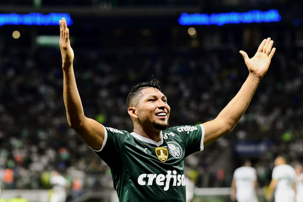 Rony faz gola�o na vit�ria do Palmeiras diante do Coritiba � Foto: Marcos Ribolli