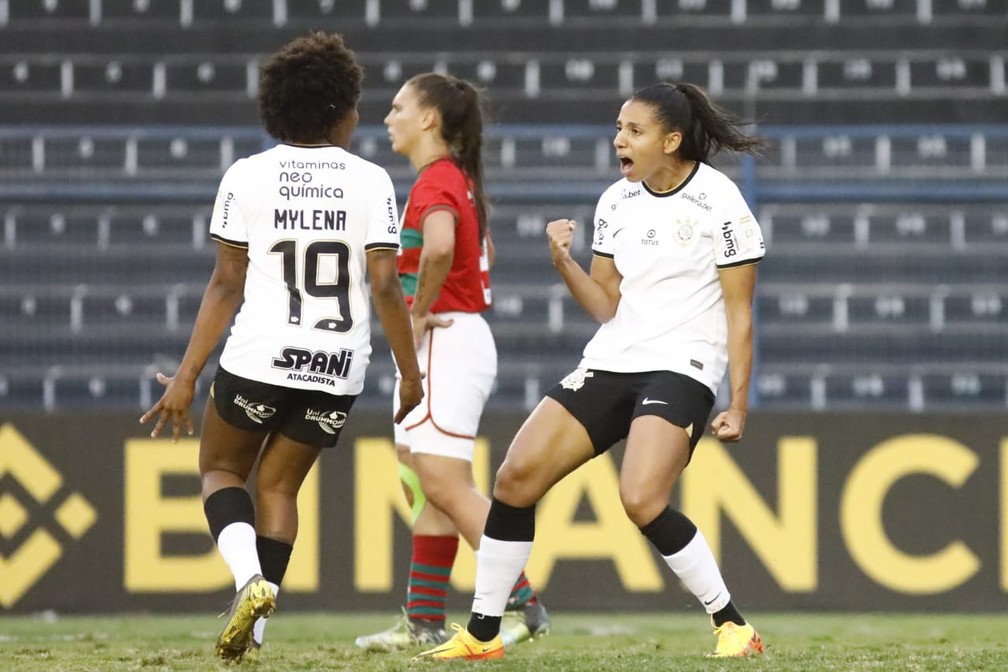 Mylena e Bianca Gomes comemoram o primeiro gol do Corinthians contra a Portuguesa — Foto: Rodrigo Gazzanel/Ag. Corinthians