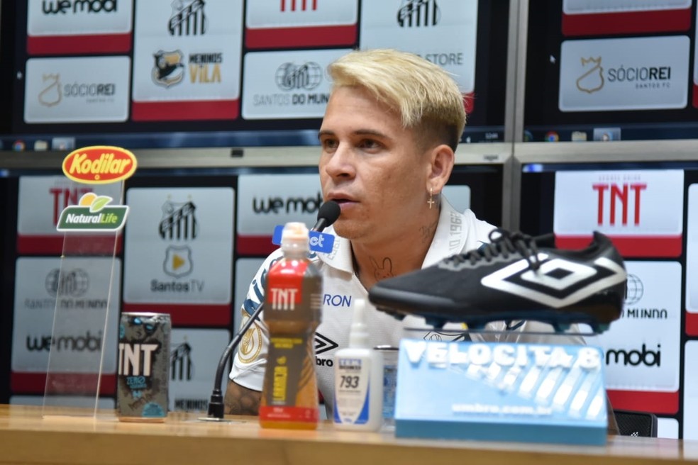 Soteldo é apresentado no Santos — Foto: Ivan Storti/SantosFC