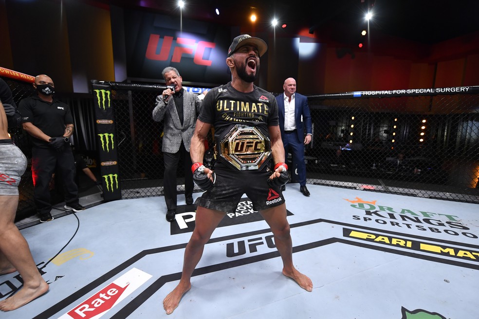 Deiveson Figueiredo é o atual campeão peso-mosca do UFC — Foto: Getty Images