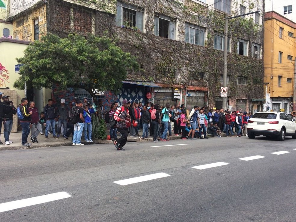 Grande fila é formada na Cardeal Arcoverde atrás de vagas de emprego. ONG exige parte do 1º salário (Foto: Gabriela Gonçalves/G1)