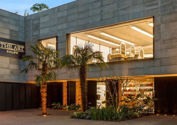 A fachada do The Art Salon: um casarão de 800 m² no coração do Jardim Paulista, bairro nobre em São Paulo, que abriga 35 ambientes (Foto: Julia Ribeiro)