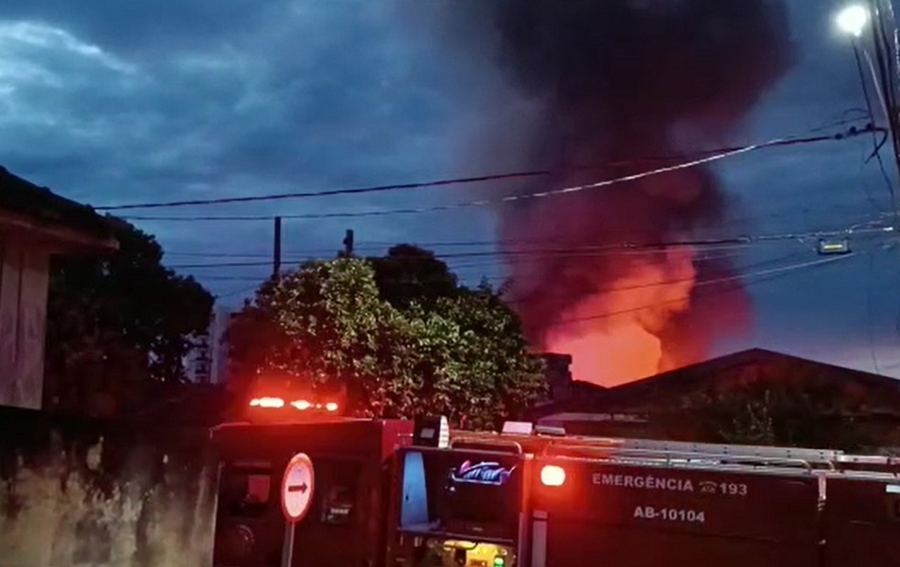 Bombeiros em enfrentamento a incêndio em casa de madeira de Marília (SP) — Foto: Arquivo pessoal