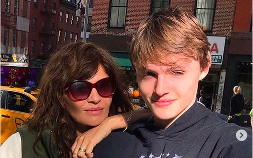 Helena Christensen Musa Da Decada De 1990 Comemora 20 Anos Do Filho E Fas Se Espantam Com Semelhanca Entre Os Dois Monet Celebridades