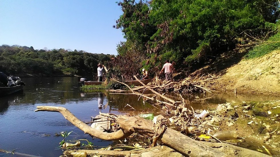 Voluntários realizam mutirão de limpeza no Rio Tietê  — Foto: George Luis Orsolini Nicolosi/ Arquivo Pessoal