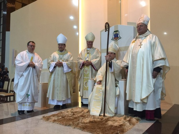 Monsenhor Edgar Xavier Ertl foi empossado bispo em cerimônia no fim da tarde deste sábado (23) (Foto: Michelli Arenza / RPC)