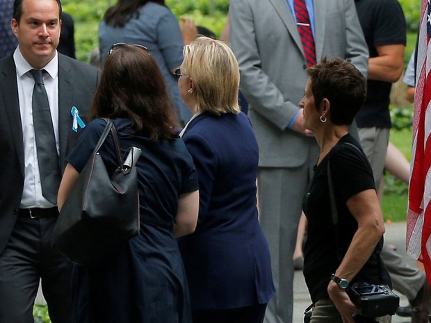 Hillary deixa cerimônia de aniversário dos ataques de 11 de setembro no Memorial Nacional de 11/9 em Nova York este domingo (Foto: Reuters/Brian Snyder)