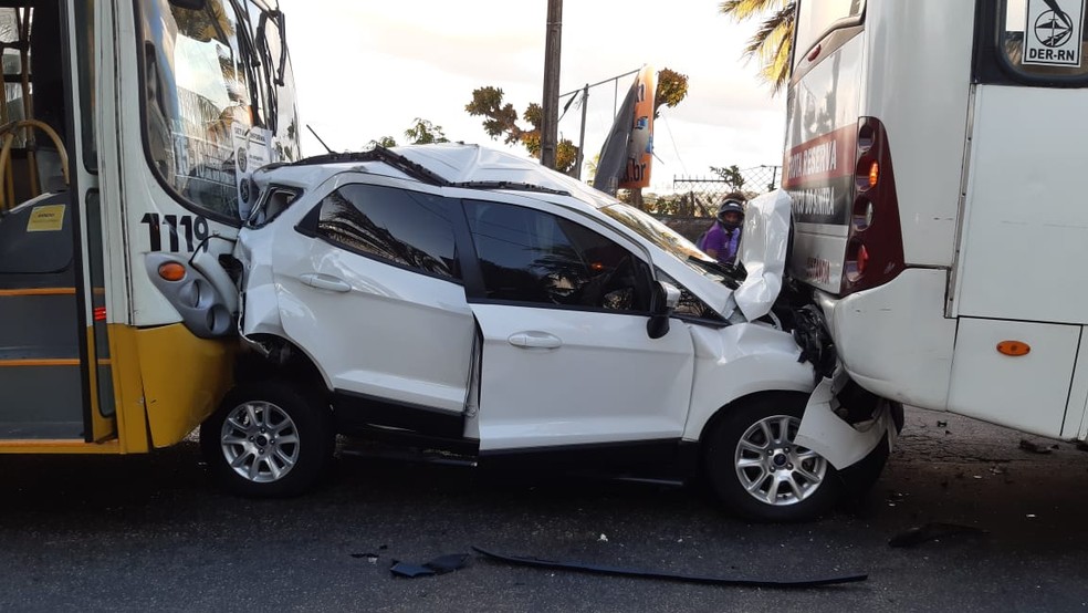 Engavetamento deixou carro destruído em Natal — Foto: Sérgio Henrique Santos/Inter TV Cabugi