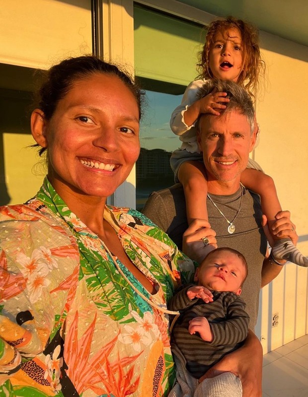 Emanuela de Paula com Gaston Levy e os filhos (Foto: Reprodução/Instagram)