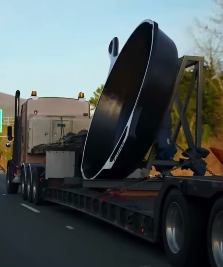 Motoristas se surpreendem com caminhão transportando frigideira gigante (Foto: Reprodução/ Instagram)
