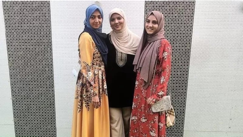 Muzna, Nabeela e Sarah começaram a usar o hijab em diferentes momentos da vida (Foto: Muzna Shaikh via BBC News)