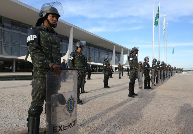 Soldados da Força Nacional reforçam a segurança em Brasília (Foto: Valter Campanato/Agência Brasil)