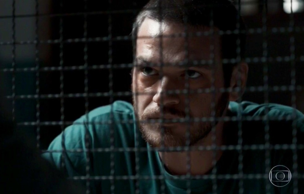 Em 'A Força do Querer', Rubinho (Emilio Dantas) diz a Caio (Rodrigo Lombardi) que é inocente — Foto: Globo