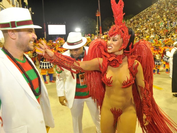 Paolla Oliveira, rainha de bateria da Grande Rio, com o namorado, Diogo Nogueira (Foto: Daniel Janssens/ Ed Globo)