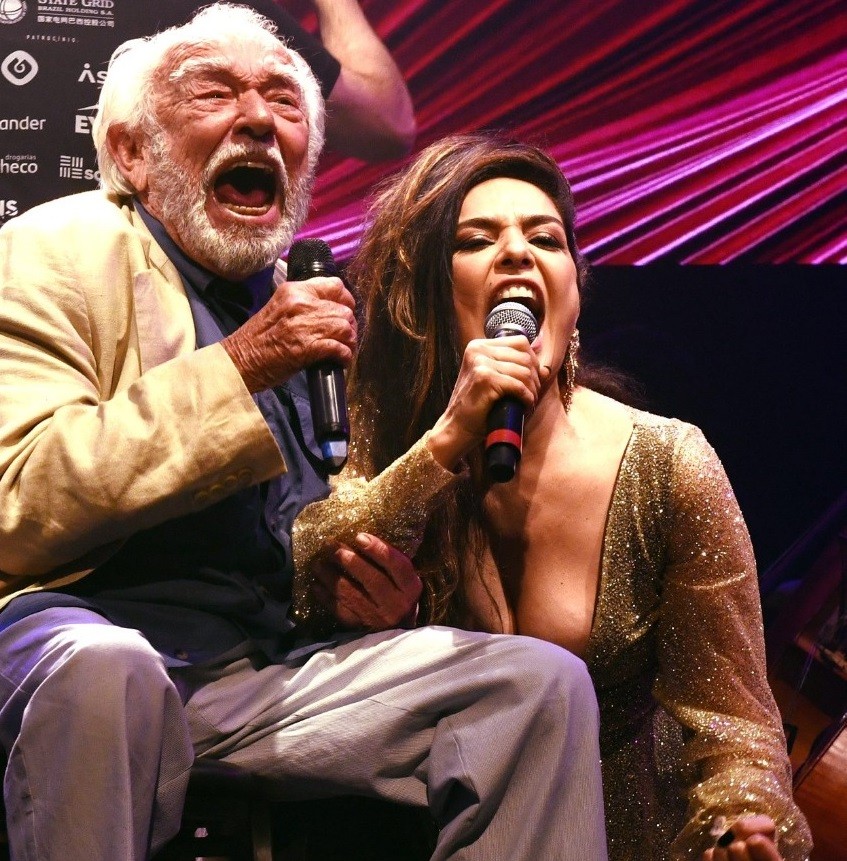 Vídeo mostra Leticia Sabatella e Emiliano Queiroz cantando juntos 'Geni', de Chico Buarque