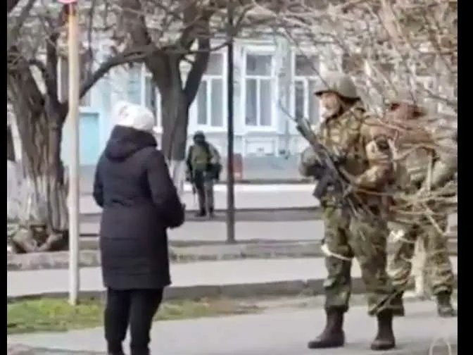 Ucraniana confronta soldado russo em vídeo que viralizou na internet (Foto: reprodução Twitter)