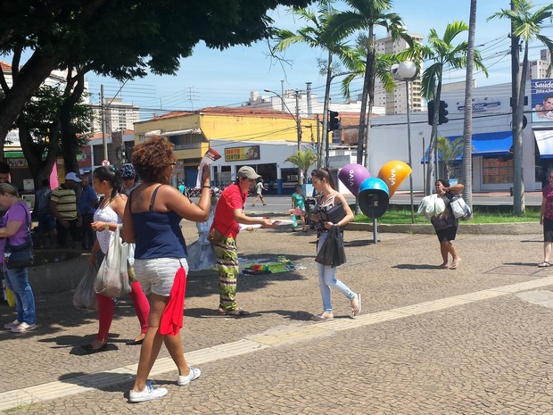 Panfletagem pró-Dilma em Piracicaba 4 (Foto: Laila Braghero/G1)