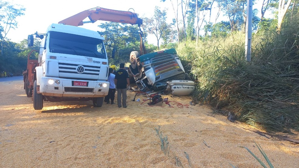 Vítima ficou presa nas ferragens após veículo capotar — Foto: Divulgação