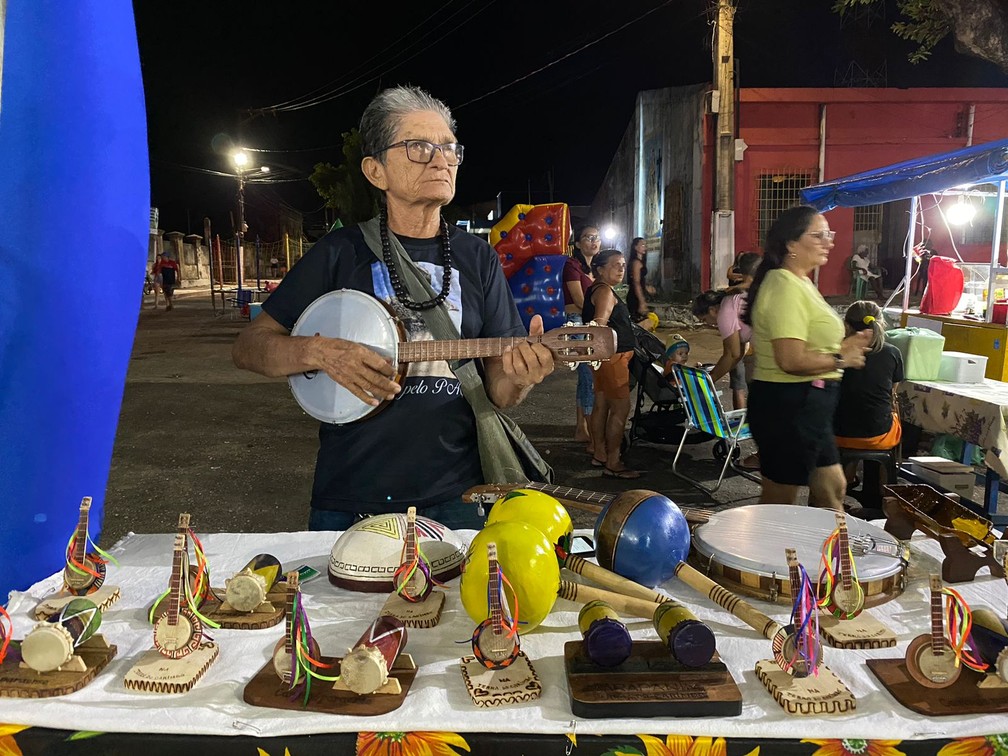 Artesão Zeca Negrão vendendo seus produtos na feira de artesanato que ocorre dentro do festival. — Foto: Marcus Passos/g1