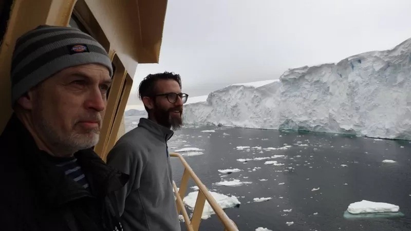 Os cientistas Alastair Graham (à direita) e Robert Larter (à esquerda) observam a face de gelo em ruínas da margem da Thwaites (Foto: FRANK NITSCHE via BBC)