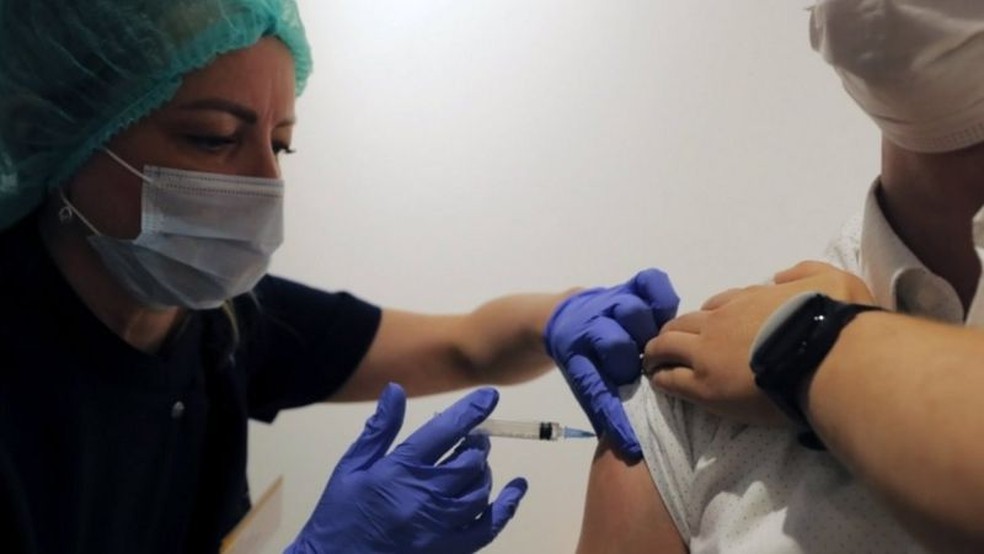 Médico que trata pacientes com covid que escolheram não tomar vacina diz que deixou de perguntar o motivo: 'Estão claramente envergonhados' — Foto: BBC