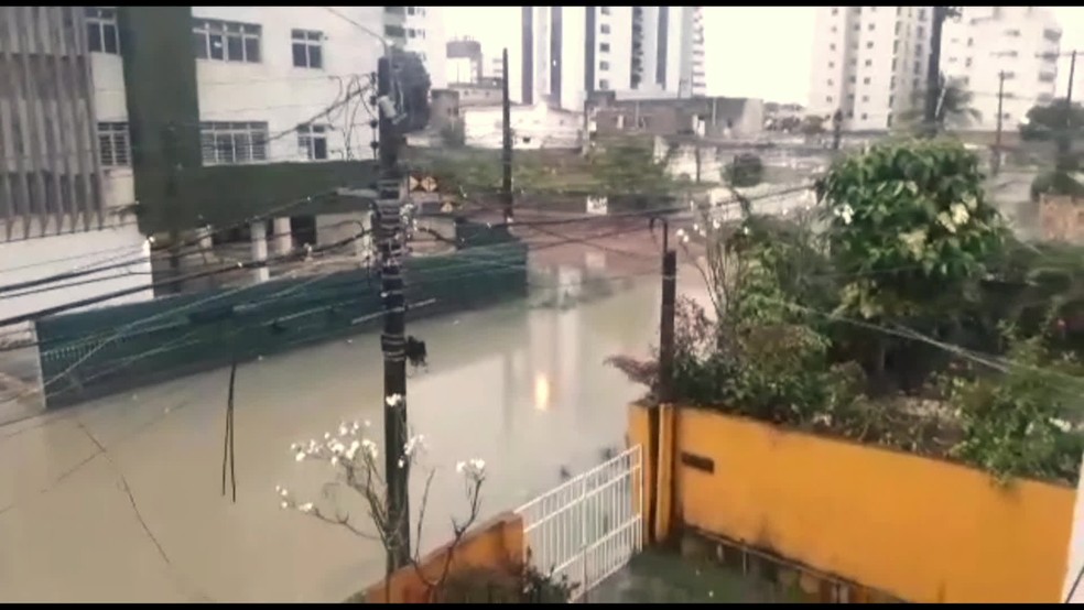 Rua de Casa Caiada, em Olinda, tomada pela água após fortes chuvas nesta quinta-feira (4) — Foto: Reprodução/WhatsApp