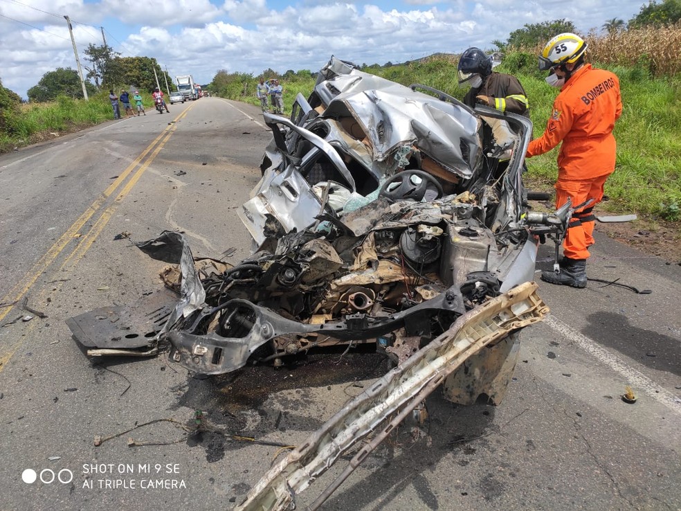 Carro ficou totalmente destruído com o impacto  — Foto: Ascom/ Bombeiros