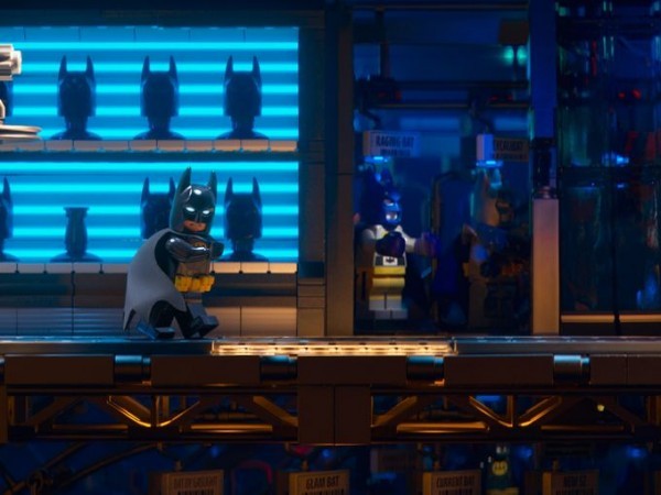 O Batman na cozinha da batcaverna em 'Lego Batman, O Filme' (Foto: Divulgação)