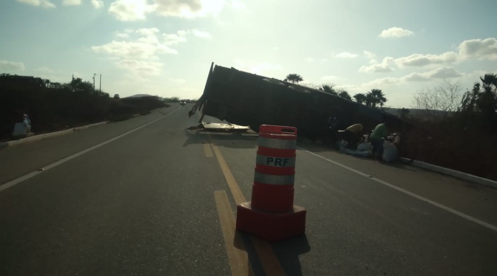 O motorista do ônibus não resistiu aos ferimentos e morreu na rodovia. — Foto: Evelyn Ferreira/TV Verdes Mares