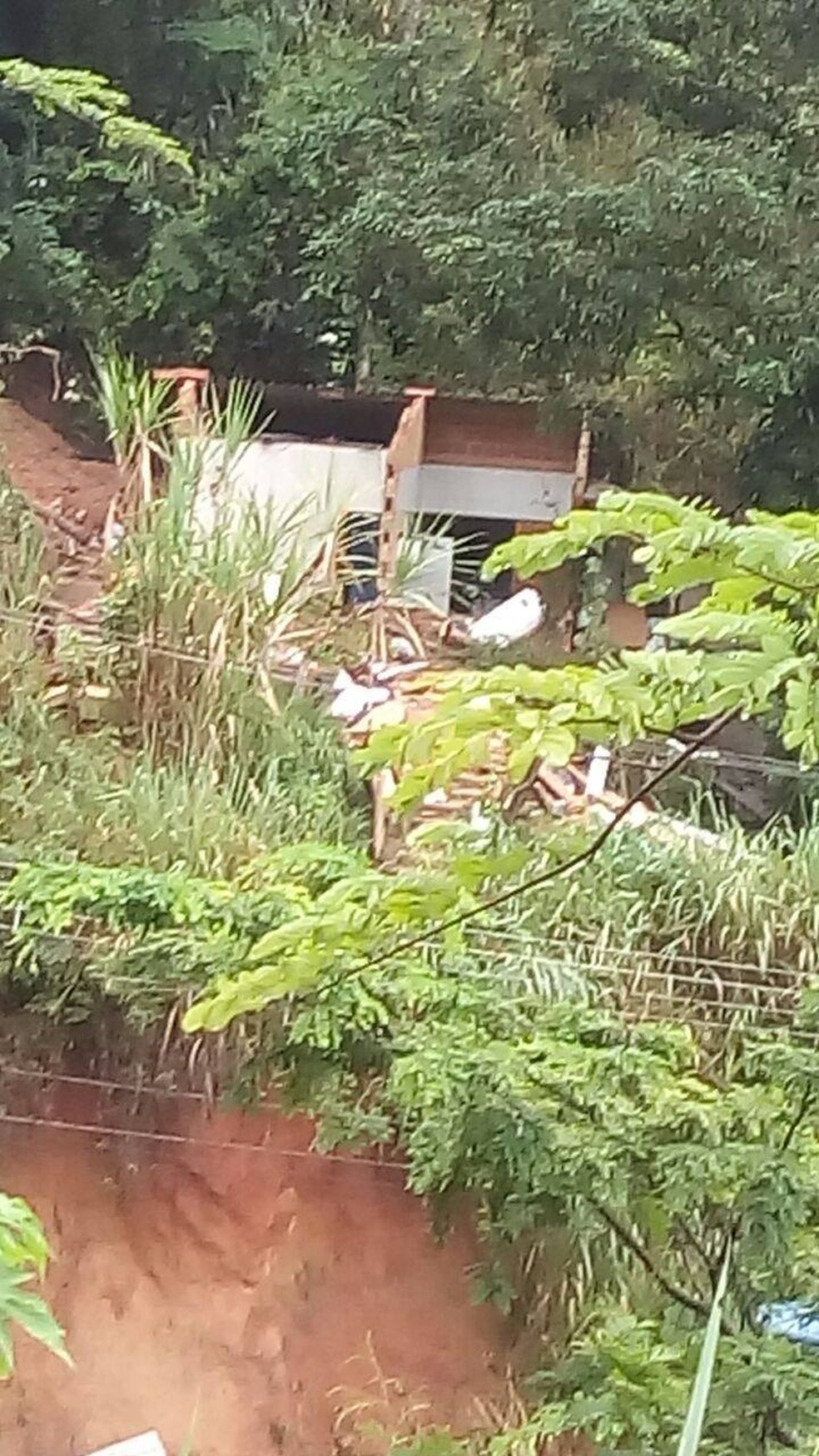 Criança estava dentro da casa, quando uma barreira caiu e a soterrou em Petrópolis (Foto: Gabriela Soares | Arquivo Pessoal)