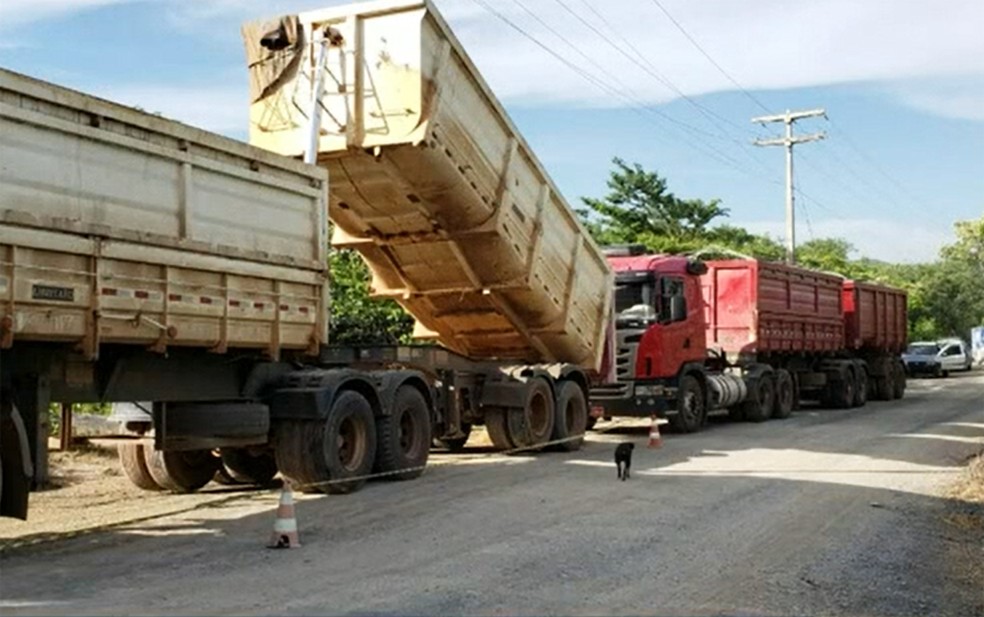 Motorista de caçamba morreu eletrocutado em São Desidério — Foto: Reprodução/TV Bahia