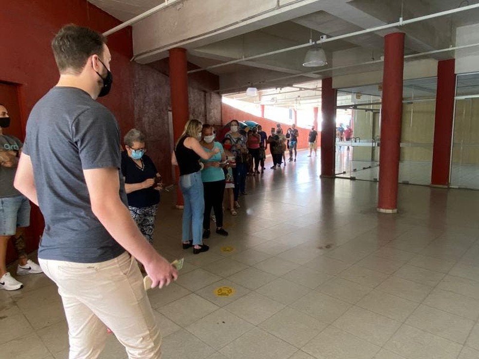 Vacina&ccedil;&atilde;o em Joinville tem filas em dia de instabilidade do sistema ConectSUS &mdash; Foto: Guilherme Barbosa/NSC TV