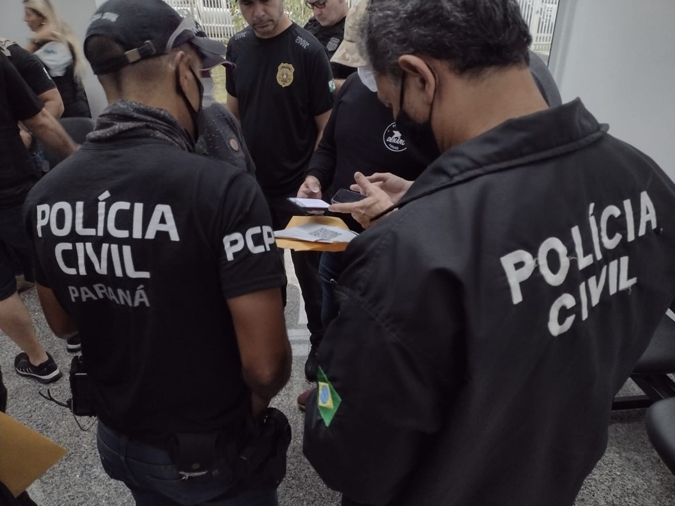 Agentes buscam cumprir 16 mandados de busca e apreensão e seis de prisão preventiva, em Paranaguá — Foto: Divulgação/Polícia Civil