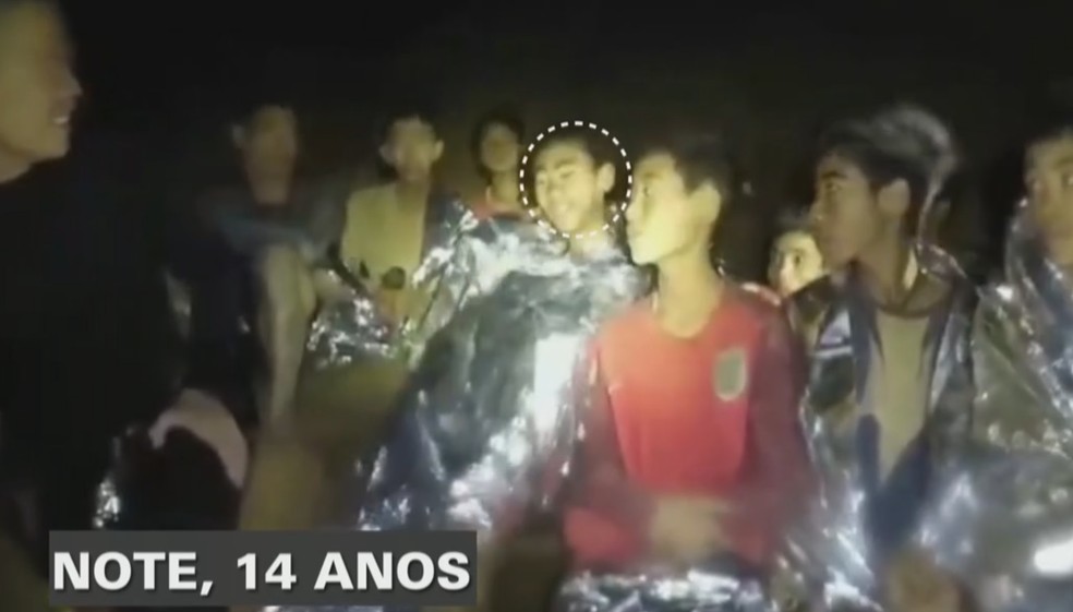 note - Veja quem são os 12 garotos e o técnico de futebol que ficaram presos em caverna na Tailândia