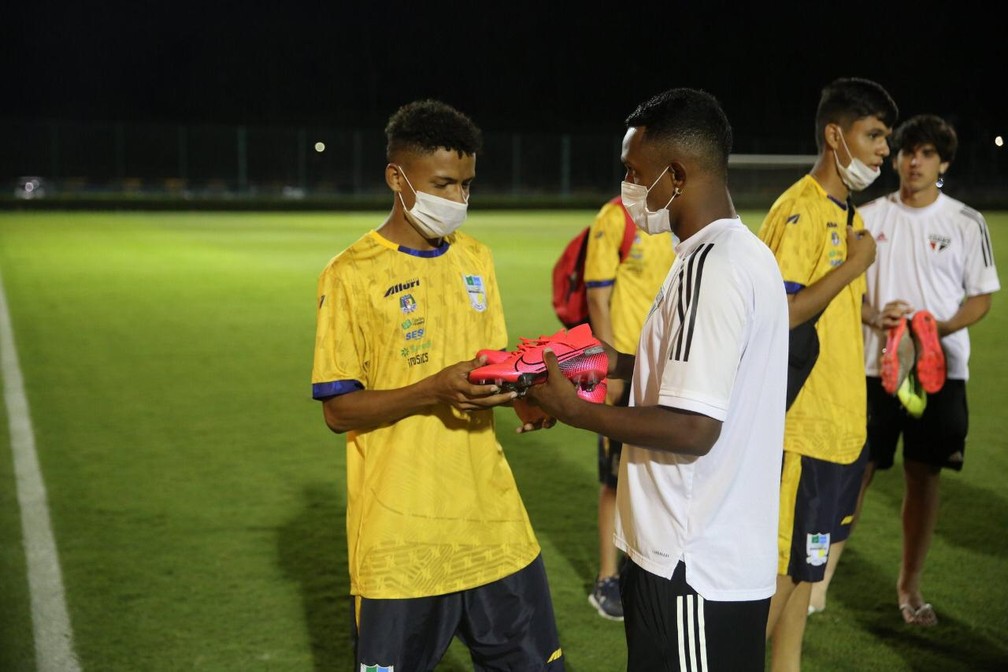 Jogadores do São Paulo doam chuteiras a time do Tocantins — Foto: Igor Amorim/saopaulofc.net