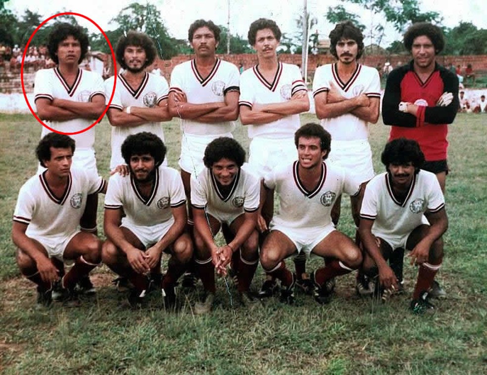 Cleiber dos Santos ao lado do elenco do Juventus-AC, em 1980 — Foto: Arquivo pessoal/Francisco Dandão