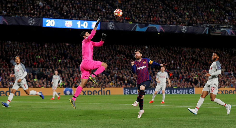 Messi e Alisson Liverpool x Barcelona — Foto: Reuters