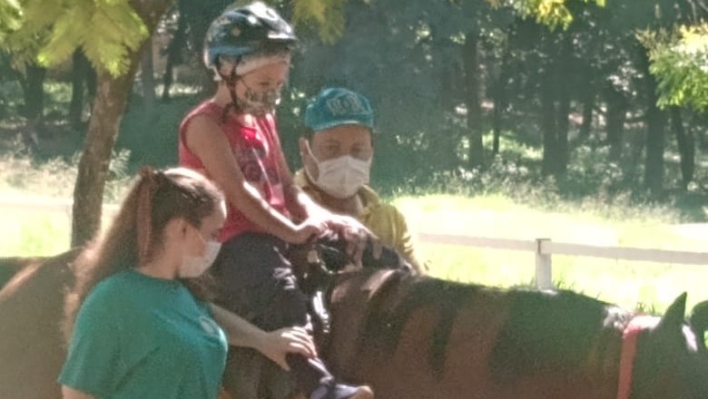 Em cima do cavalo Churros e acompanhado pela equipe do CEJ, Yuri realiza os exercícios planejados para o dia de tratamento (Foto: Reprodução/Arquivo Pessoal)