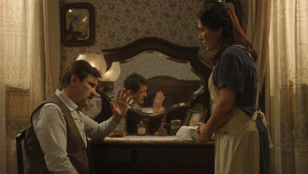 Lola (Gloria Pires) e Júlio (Antonio Calloni) discutem em 'Éramos Seis' — Foto: Globo