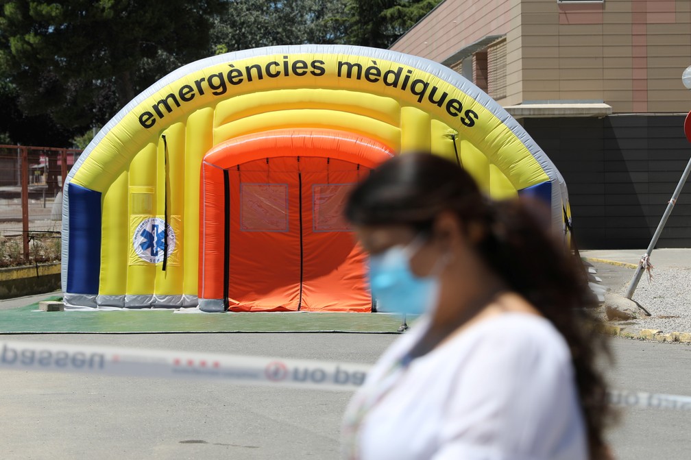 Mulher passa por um hospital de campanha, depois que o governo da Catalunha impor novas restrições em um esforço para controlar um novo surto de covid-19 em Lérida, na Espanha — Foto: Nacho Doce/Reuters