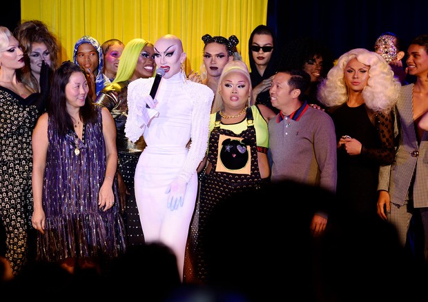 O rico intercâmbio entre a moda e a cultura gay – dos sotaques andróginos na Givenchy à homenagem plena da Erdem a dois travestis vitorianos (Foto: Divulgação)