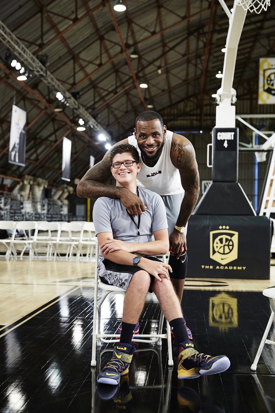 LeBron James e Matthew Walzer em ação promocional da Nike (Foto: reprodução)