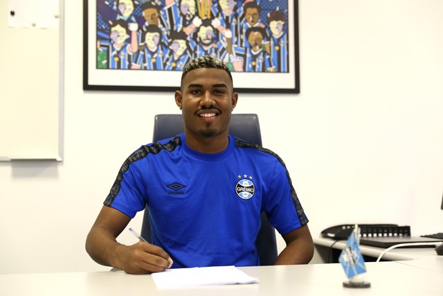 Promessa da lateral gremista renova com o clube após sondagens de times estrangeiros