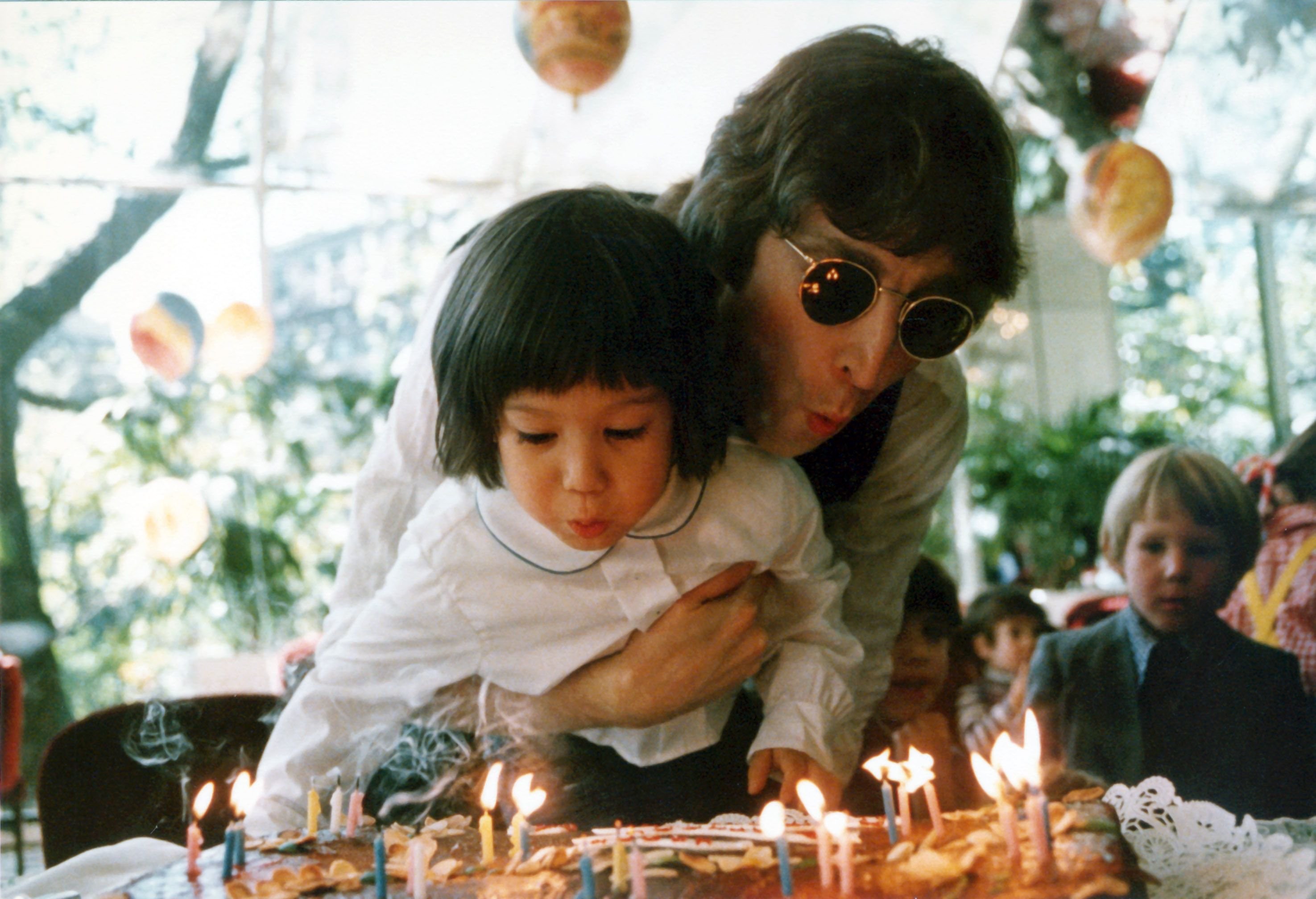 John Lennon com o filho Sean (Foto: Reprodução/Twitter)