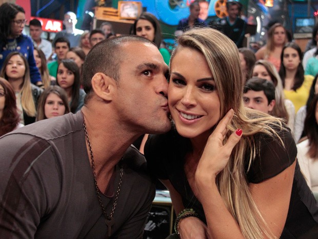 Vitor Belfort beija a esposa Joana Prado durante a gravação do programa (Foto: Marcos Mazini/Gshow)
