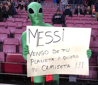 torcedor com cartaz para Messi no Camp Nou (Foto: Reprodução / Twitter)