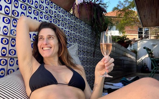 Paola Carosella curte domingo de sol com drinks na piscina: "Delícia"