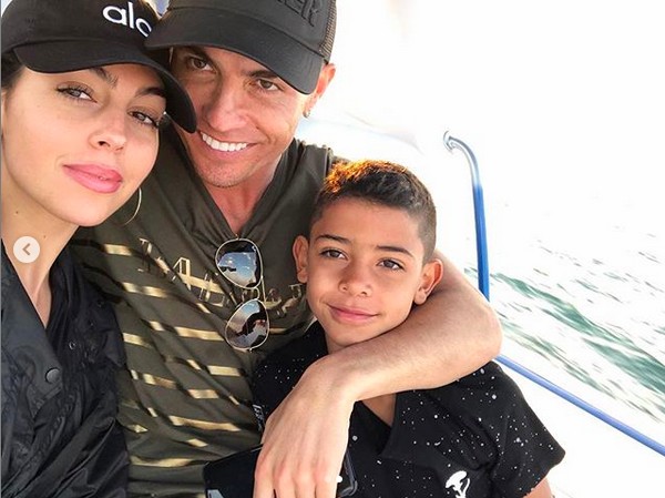 O jogador de futebol Cristiano Ronaldo com a namorada, a modelo Georgina Rodriguez, e o filho mais velho dele (Foto: Instagram)