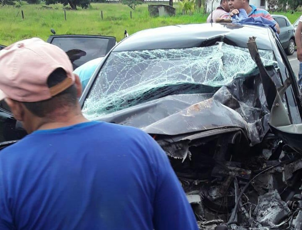 Veículo de passeio conduzido por Phellipe Augusto da Silva Marques ficou completamente destruído após o acidente na BR-316 — Foto: Divulgação/Polícia Rodoviária Federal
